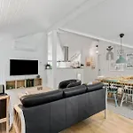 別荘 4 Bedroom Cozy In
