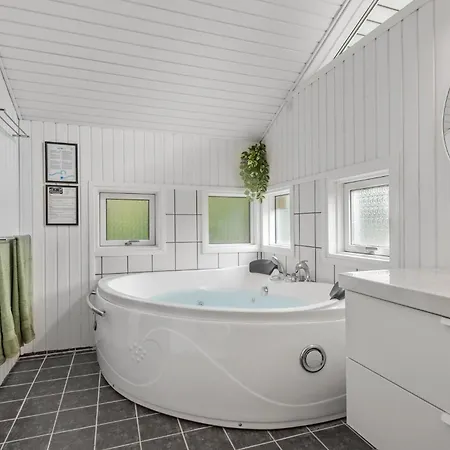 4 Bedroom Cozy In בית נופש Ansager