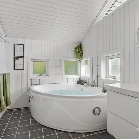 4 Bedroom Cozy In Holiday home Ansager