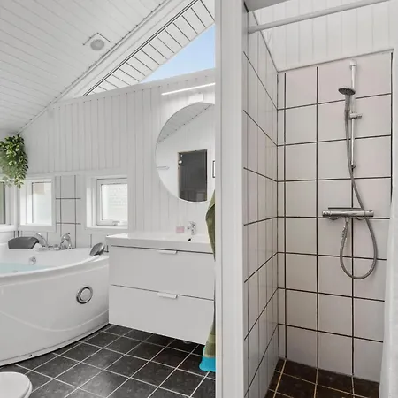 4 Bedroom Cozy In Feriehus Ansager