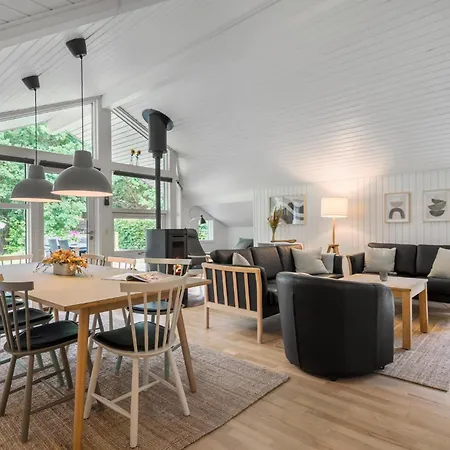 בית נופש 4 Bedroom Cozy In