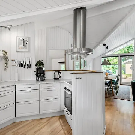 4 Bedroom Cozy In Holiday home