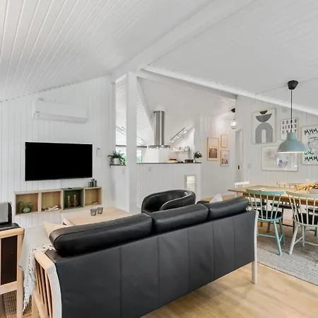 Feriehus 4 Bedroom Cozy In