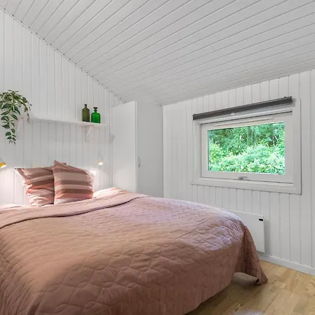 4 Bedroom Cozy In Holiday home